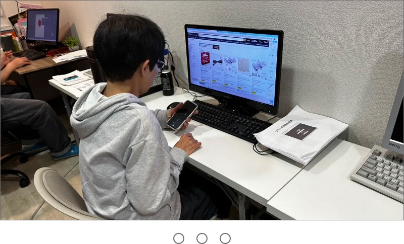 就労継続支援B型事業所たきがわ笑店でパソコン作業をする利用者の女性