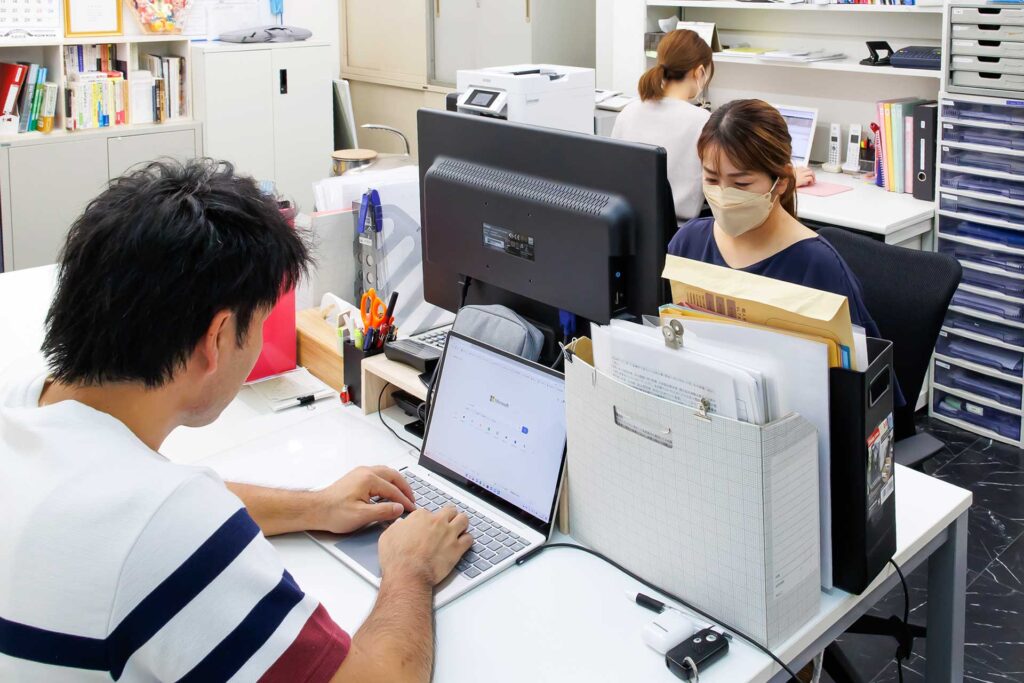ねやがわ笑店で作業をする様子