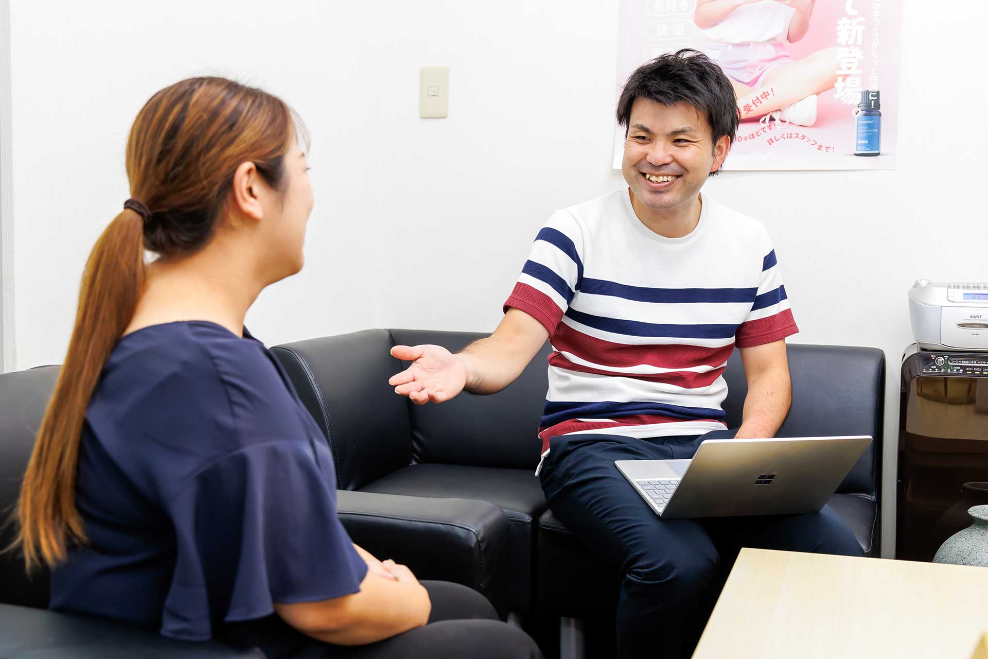 笑店グループ就労継続支援B型ねやがわ笑店サテライトオフィスの支援員のミーティング風景